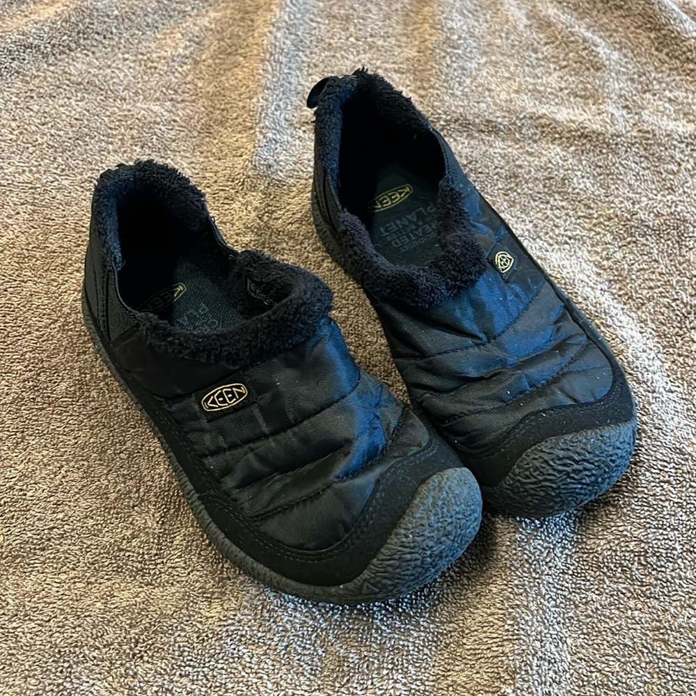 Kids Keen slip on shoe. Size 12